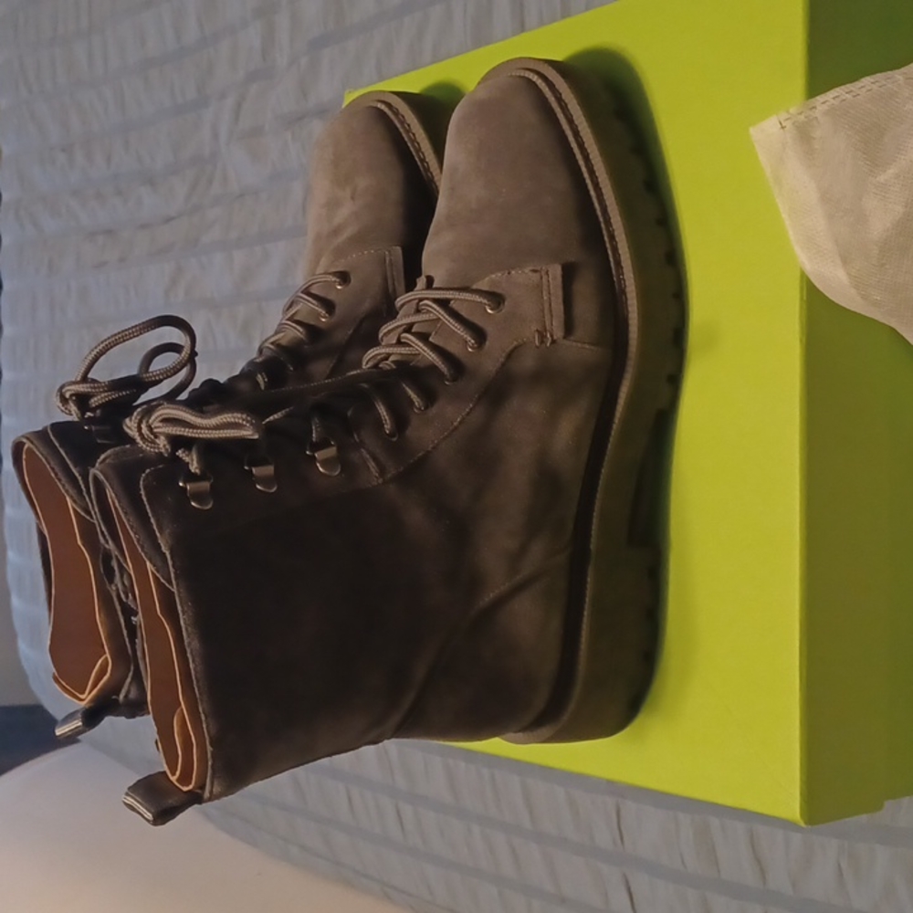 Boots - Picture 4 of 4